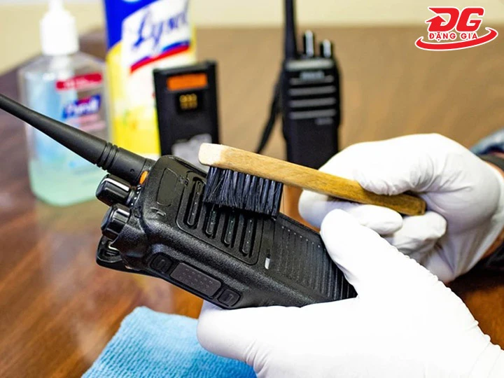 vệ sinh bộ đàm chống cháy nổ
