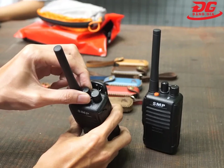 do các kênh tần số sát nhau