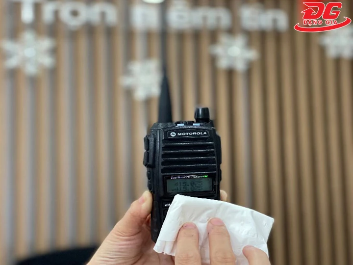 vệ sinh máy bộ đàm