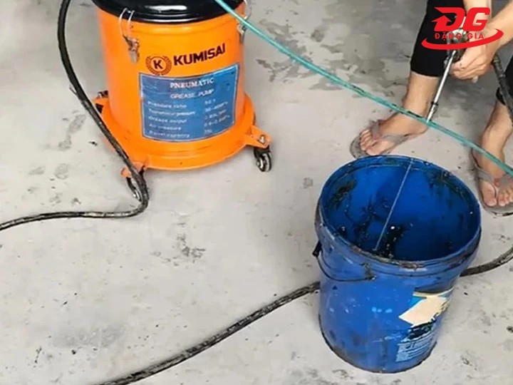 Máy bơm mỡ bò bằng tay hoạt động như thế nào?