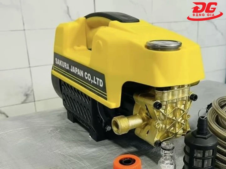 Máy rửa xe Sakura bền bỉ