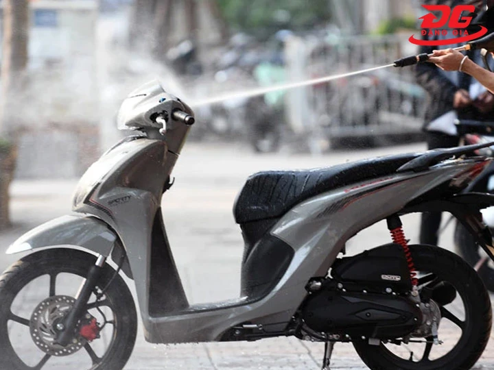 Máy rửa xe Sakura mạnh mẽ