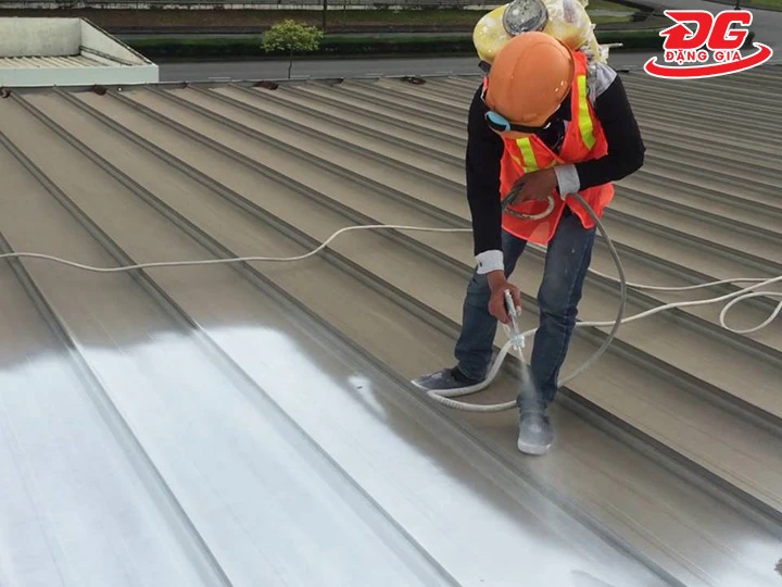 Làm mát nhà xưởng bằng phun sơn cách nhiệt lên mái nhà