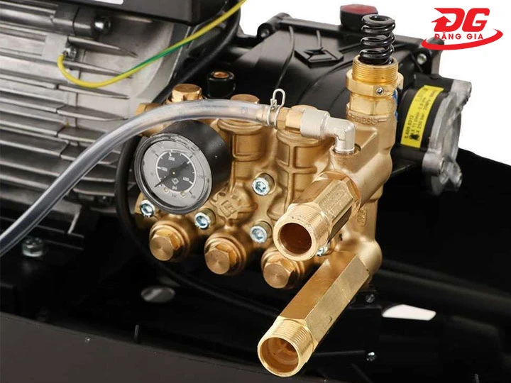 Máy rửa xe Lavor bền bỉ