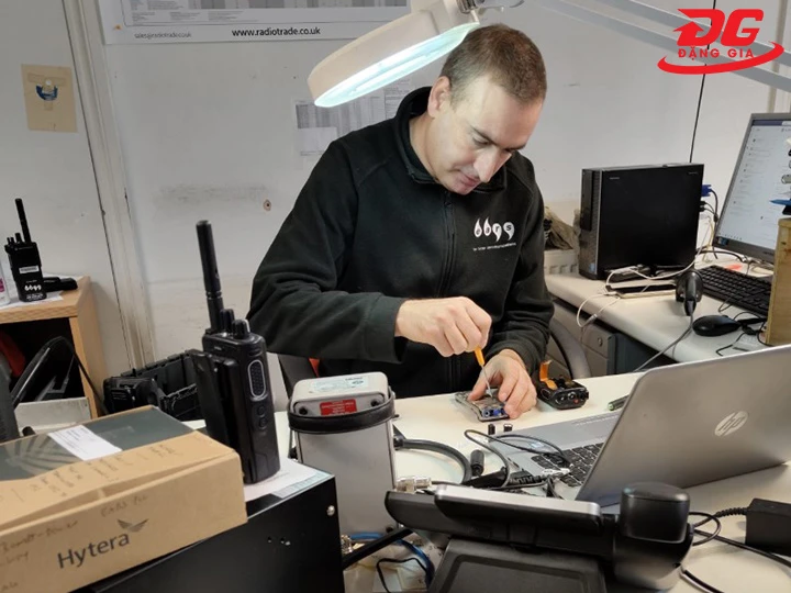khi nào cần mang bộ đàm bị rè đi bảo hành