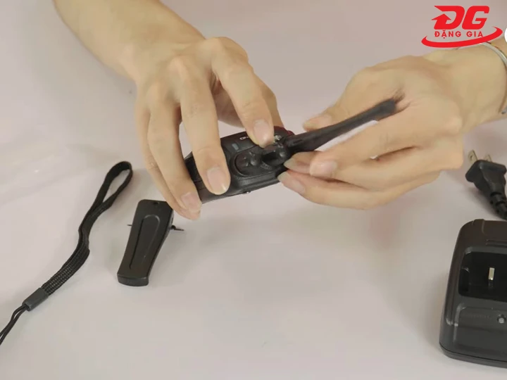 tháo và lắp lại ăng ten bộ đàm