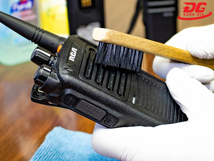 vệ sinh loa máy bộ đàm