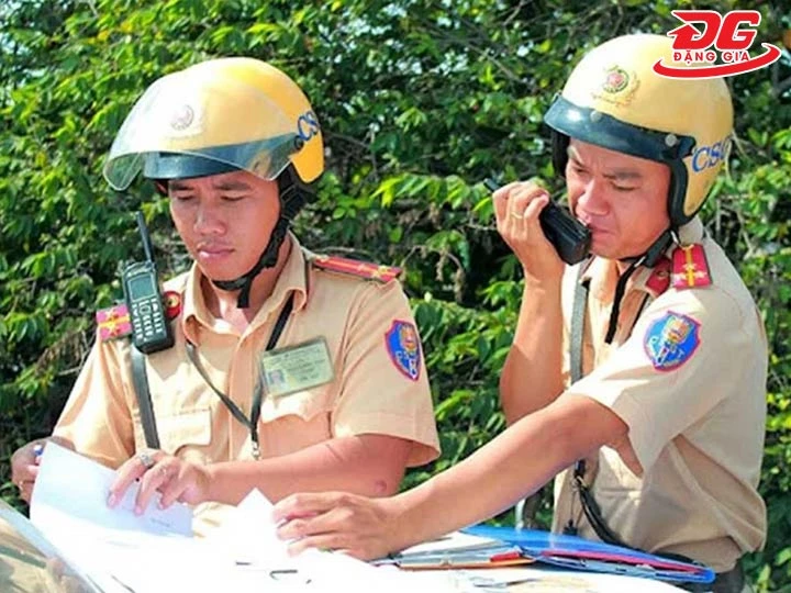 sử dụng bộ đàm công an