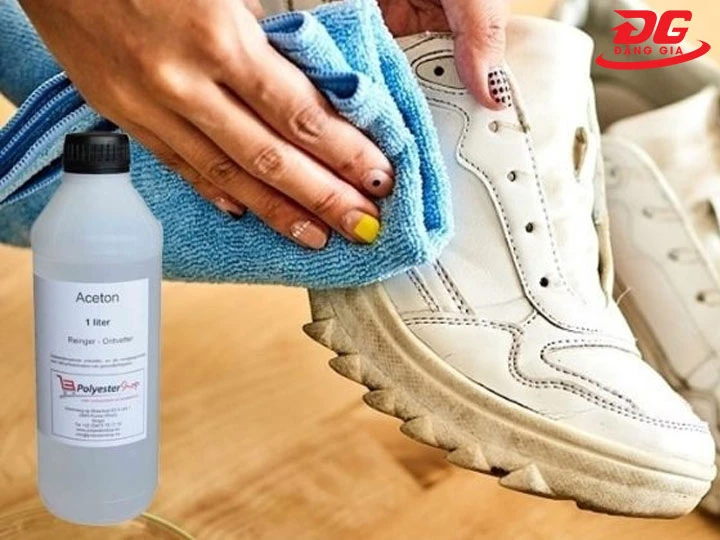 Dùng Axeton tẩy đế giày bị ố vàng
