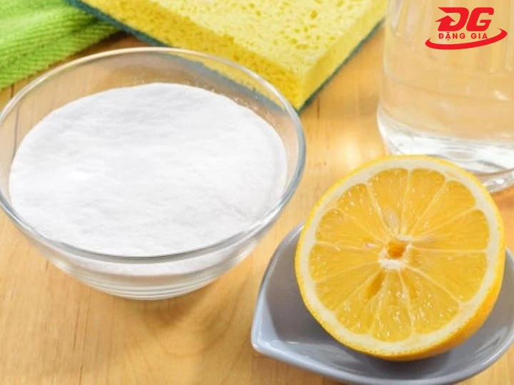 Dùng Baking soda kết hợp chanh tẩy đế giày bị ố vàng