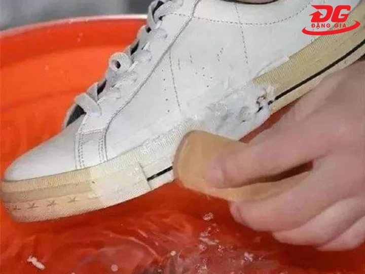 Dùng bột giặt tẩy đế giày bị ố vàng