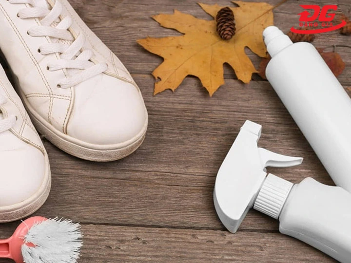 Dùng dầu gội và nước nóng tẩy đế giày bị ố vàng
