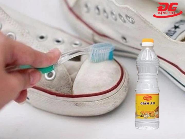 Dùng giấm ăn tẩy đế giày bị ố vàng