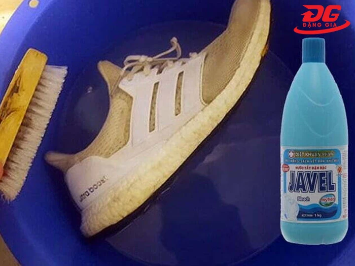 Dùng Javen tẩy đế giày bị ố vàng