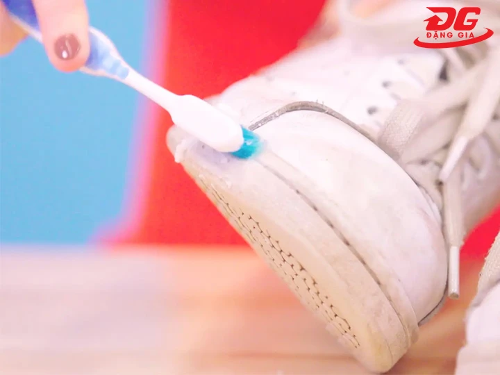 Dùng kem đánh răng giặt tẩy đế giày bị ố vàng
