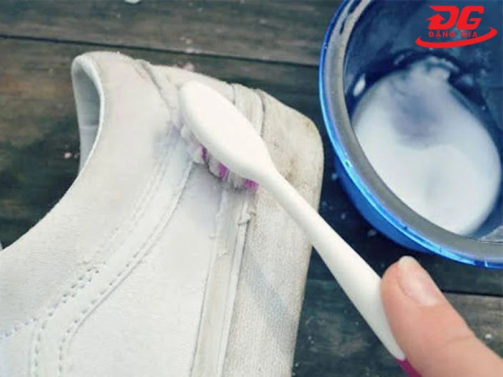 hướng dẫn làm sạch giày trắng bằng bột giặt