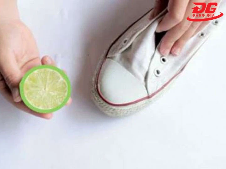 hướng dẫn làm sạch giày trắng bằng chanh