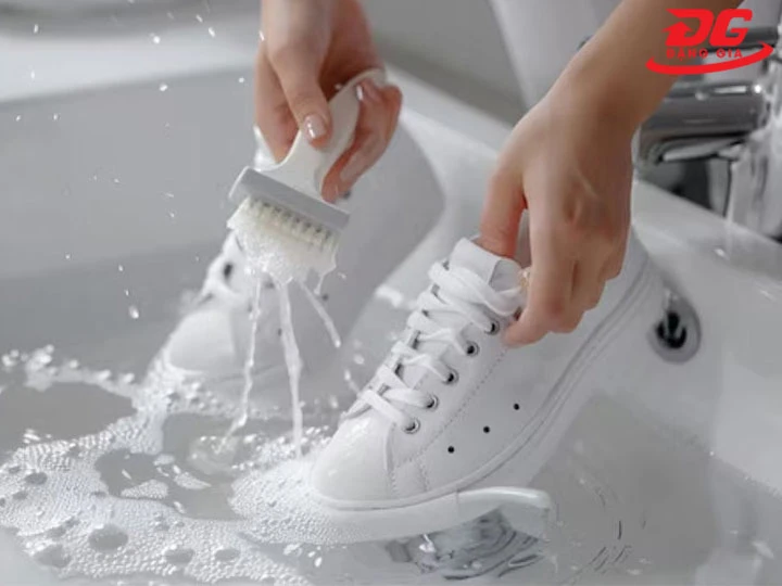 hướng dẫn làm sạch giày trắng bằng giấm
