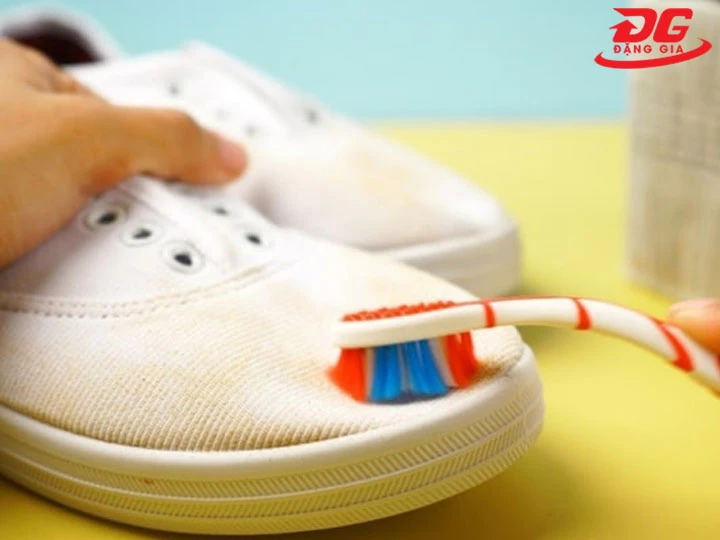 hướng dẫn làm sạch giày trắng bằng kem đánh răng