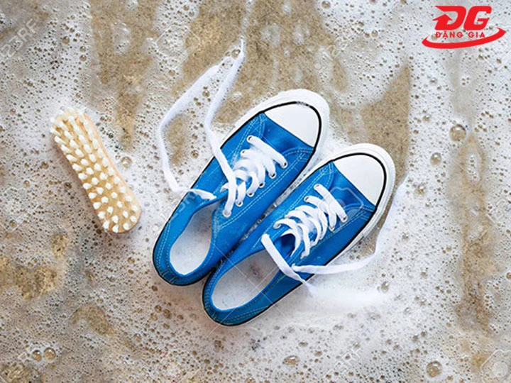 hướng dẫn làm sạch giày trắng bằng micellar water