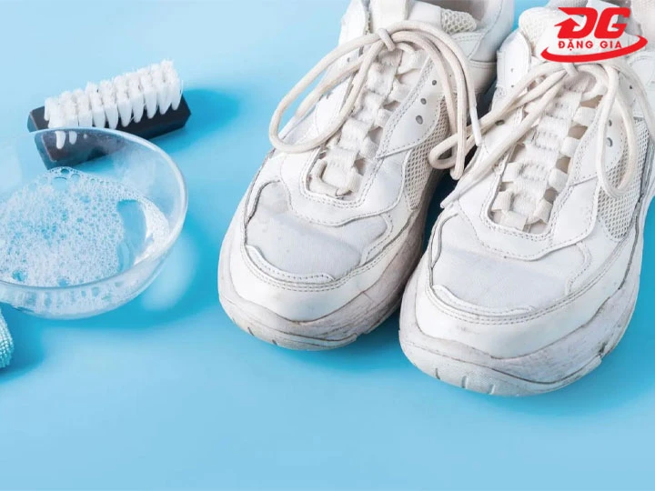 hướng dẫn làm sạch giày trắng