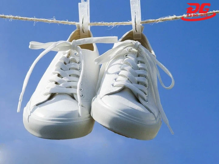 Phơi giày dưới nắng/nhiệt độ cao