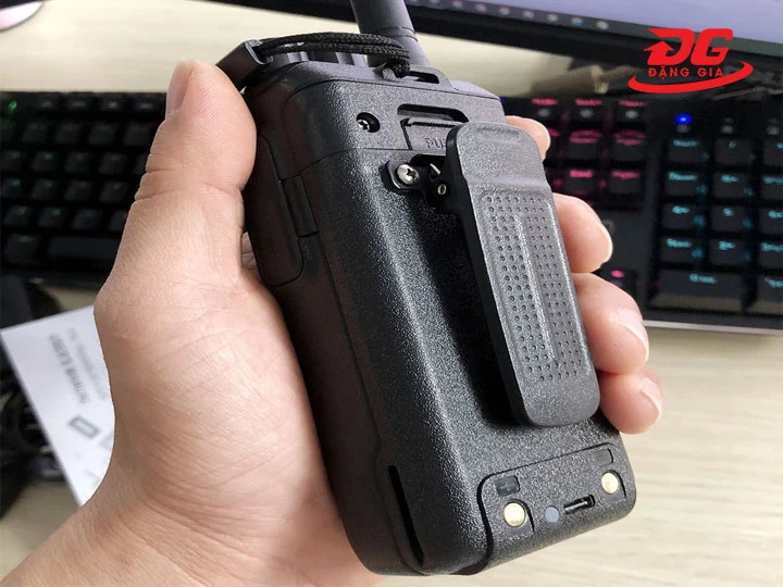 Vỏ máy cứng, chống va đập tốt, pin trâu