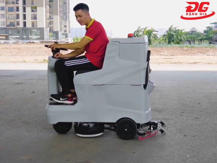 máy chà sàn ngồi lái Supper Clean SC 1350 thiết kế ngồi lái