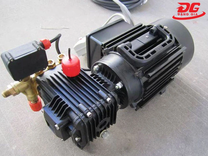 máy rửa xe liền trục nhỏ gọn