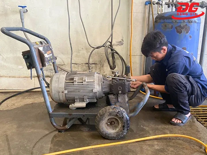 Sửa máy rửa xe liền trục