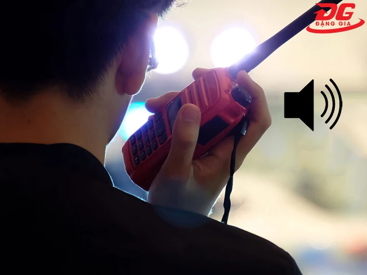 bộ đàm hút to, rít chói tai