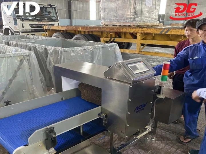 chọn máy dò kim loại hạt điều