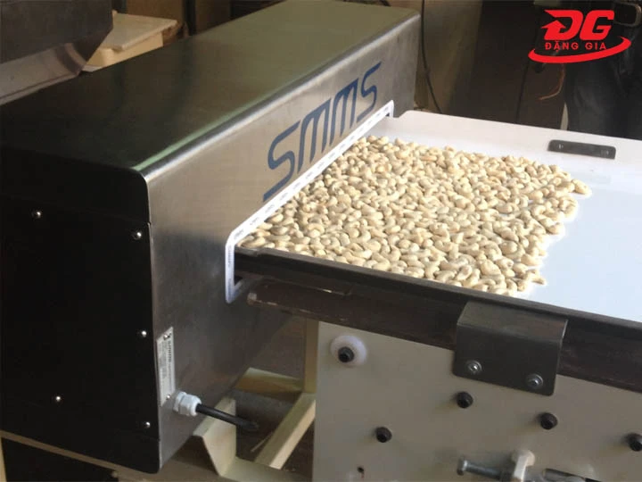 máy dò kim loại hạt điều