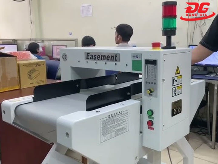 máy dò kim loại Easement dễ điều khiển