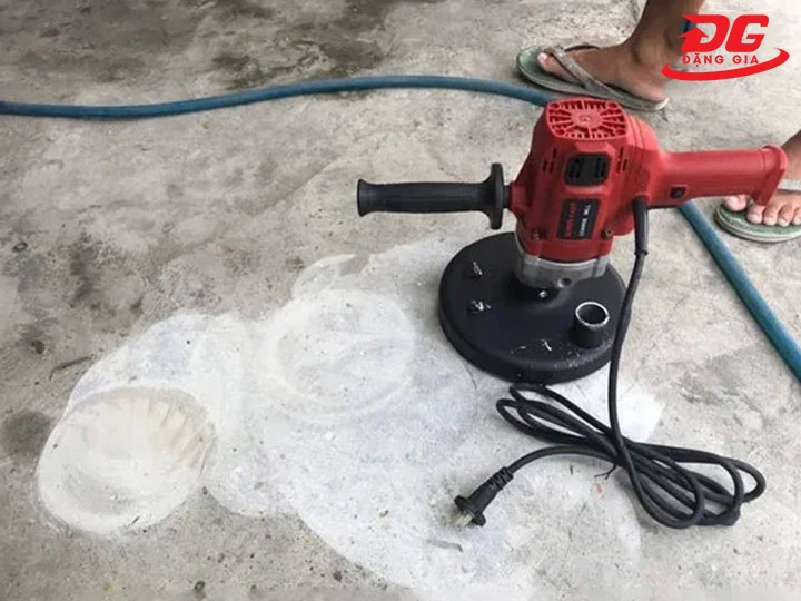 Máy mài bê tông cầm tay tạo ra nhiều bụi