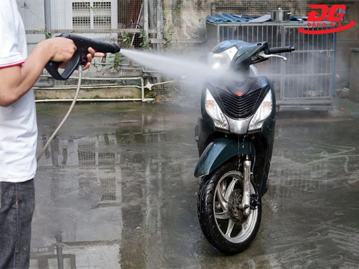 máy rửa xe Crika xịt rửa siêu sạch