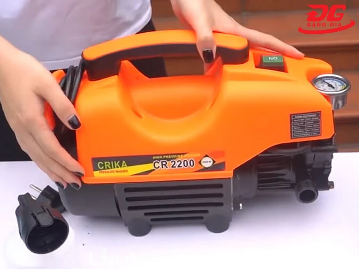 tay xách máy rửa xe Crika
