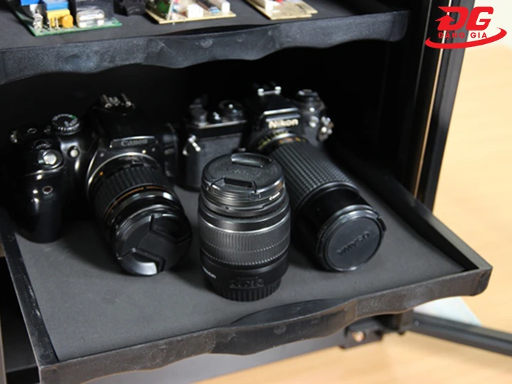 xếp đồ vào trong tủ chống ẩm FujiE AD040