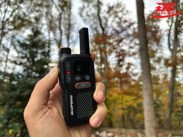 Bộ đàm cầm tay tầm xa nhỏ gọn