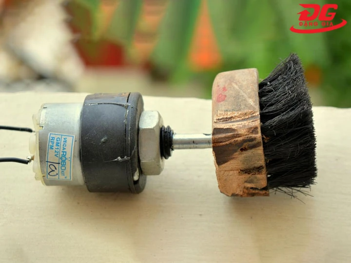 ngoài hình máy đánh giày tự chế xấu