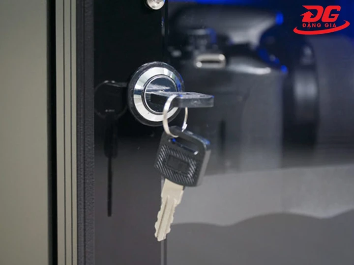 khóa chặt của tủ chống ẩm FujiE AD030