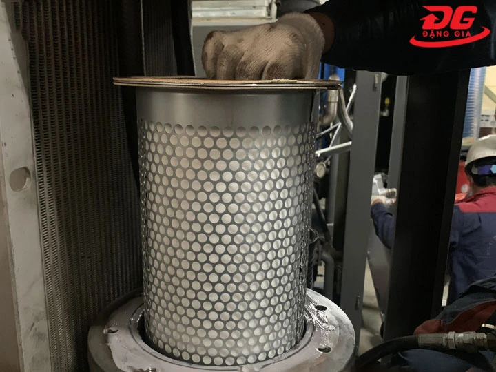 kiểm tra dầu lọc máy nén khí trục vít thường xuyên