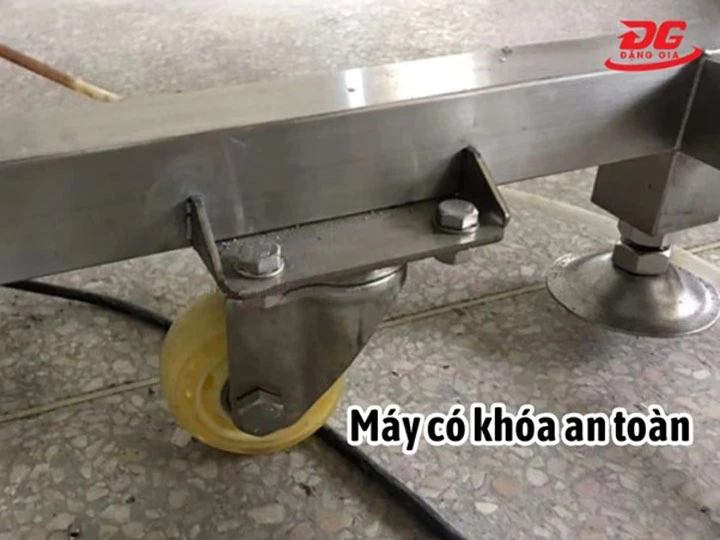 Máy dò kim loại trong may mặc VFG 800K có khoá an toàn