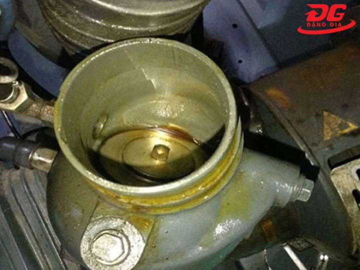 Máy nén khí trục vít bị hao dầu: Nguyên nhân và cách khắc phục