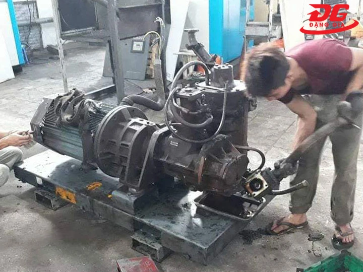 vệ sinh thay lọc khí máy nén khí trục vít thường xuyên