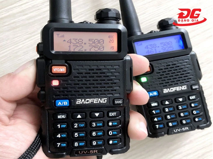 Hỗ trợ 2 băng tần (VHF + UHF) và nhiều kênh lập trình được