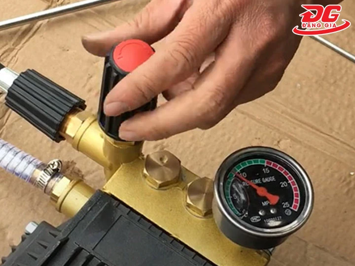 chỉnh áp máy rửa xe cao áp bằng núm vặn