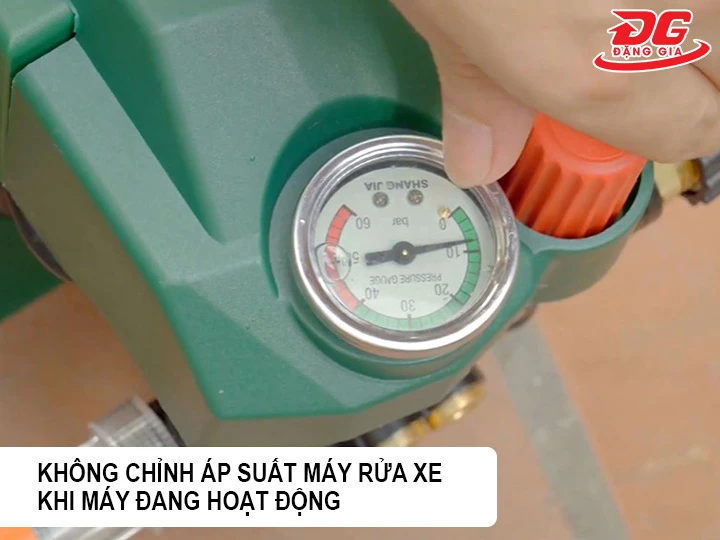 không chỉnh áp suất máy rửa xe khi đang hoạt động