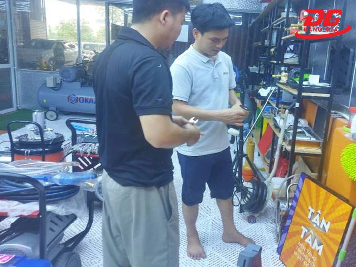 Rửa xe + bán phụ kiện - Khách đến rửa, tiện tay sắm luôn