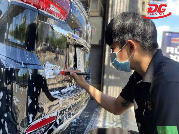 Rửa xe + chăm sóc xe - Detailing chuyên sâu